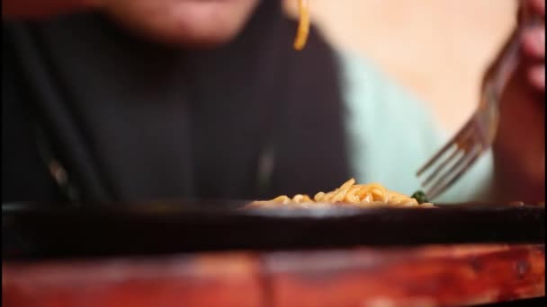 インドネシア人女性がレストランで喜んでチキンヌードルスープを食べる — ストック動画