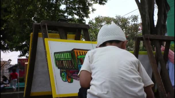 一个孩子正在用水彩画一幅长方形的画 — 图库视频影像