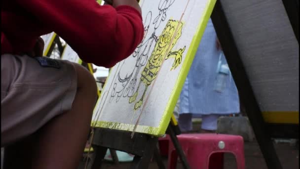 一个男孩子正在外面学习用水彩画 — 图库视频影像