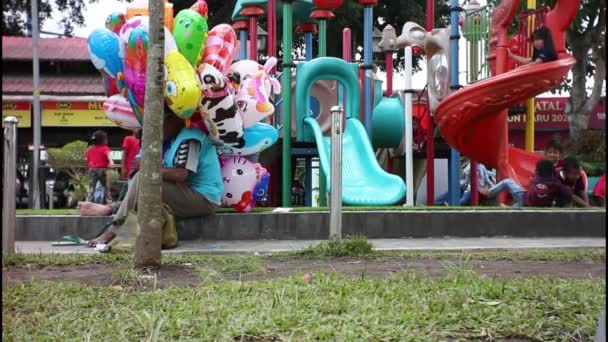 Las Madres Indonesias Acompañan Sus Hijos Parque Una Familia Indonesia — Vídeos de Stock
