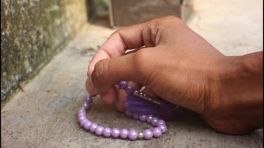 İslami kavram: erkek el ele tutuşması Tasbih (tasbih))