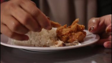 Fast food restoranında kızarmış tavuk yemek..