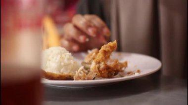 Fast food restoranında kızarmış tavuk yemek..