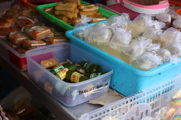 Snacks Mercado Mercado Venden Varios Tipos Aperitivos Tradicionales Indonesios Está — Foto de Stock