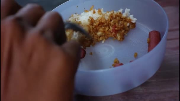 Maneira Tradicional Comer Salsichas Fritas Arroz Com Acompanhamento Manual Com — Vídeo de Stock