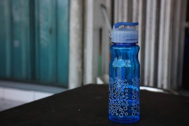 Su şişesi arka planda izole edildi.