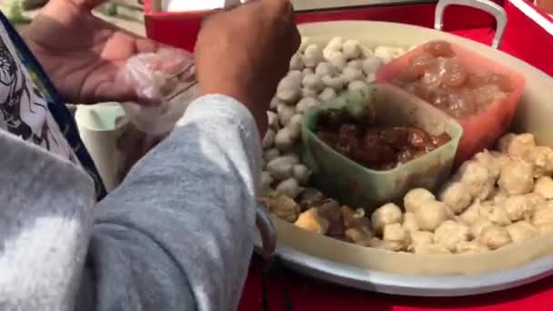 较小的人把肉丸子放入塑料中 — 图库视频影像
