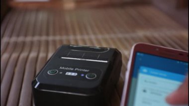 Bluetooth yazıcının kağıt makbuzu. Satın alınan malların fiyatı ve değeri. Harcama, harcama, harcama, bilinçdışı tüketim,