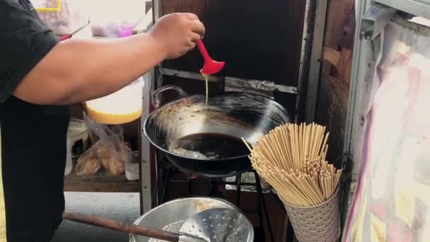 Индонезийская Уличная Еда Называется Яичные Рулеты Найдена Обочине Дороги — стоковое видео