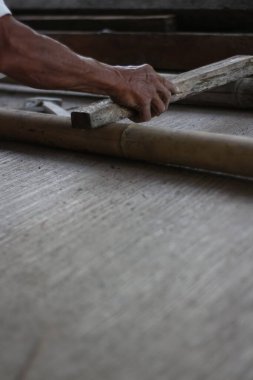 Tahtayı basit ve manüel aletlerle bağlamak ve çivilemek.