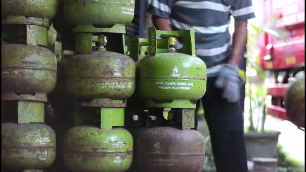 Vloeibaar Petroleumgas Lpg Distribueert Naar Bases Voor Huishoudelijk Gebruik — Stockvideo