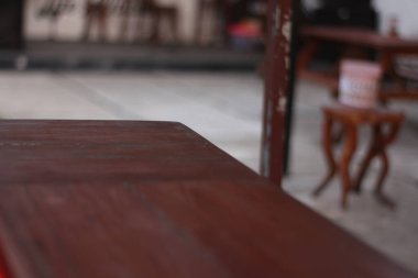 Kafede ya da restoranda takılmak için ahşap bank.