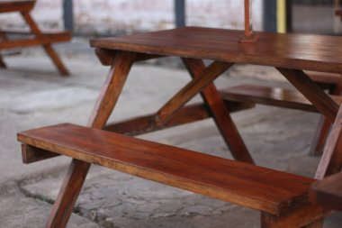 Kafede ya da restoranda takılmak için ahşap bank.