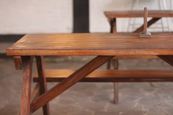 カフェやレストランで過ごすための木製のベンチ — ストック写真