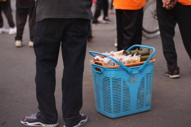 Babam Endonezya, Magelang 'da içki satıyor.