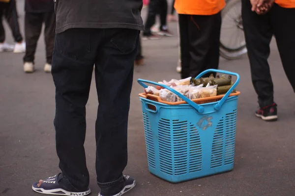 Babam Endonezya, Magelang 'da içki satıyor.