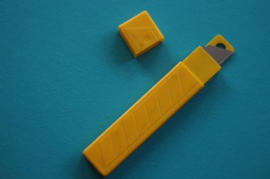 Mavi arka planda izole edilmiş kesme bıçağını doldur.