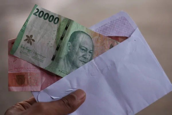 Zamazane Tło Rupii Indonezyjskiej Pieniądze Wewnątrz Białej Koperty — Zdjęcie stockowe