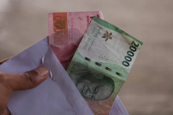 Zamazane Tło Rupii Indonezyjskiej Pieniądze Wewnątrz Białej Koperty — Zdjęcie stockowe