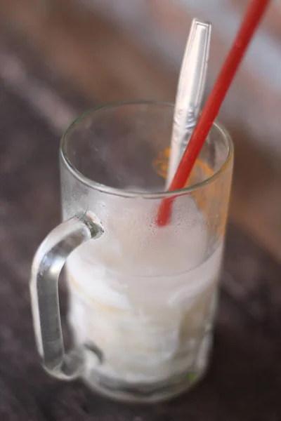 Келапа Муда Або Молодий Кокосовий Лід Склянці Популярним Індонезійським Напоєм — стокове фото