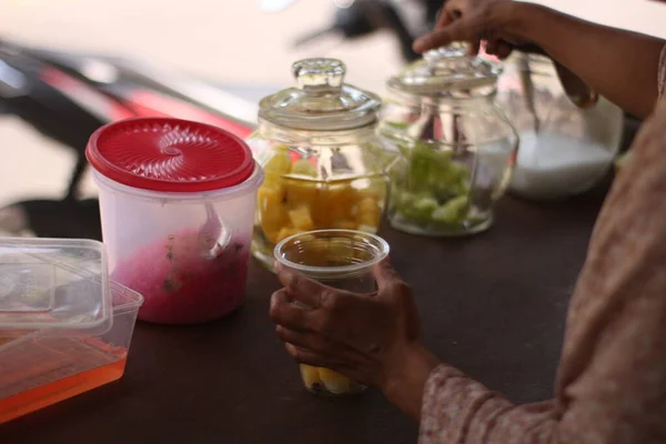 印尼街头摊贩手准备一杯路边水果冰 让顾客耐心地等待他们的订单 — 图库照片