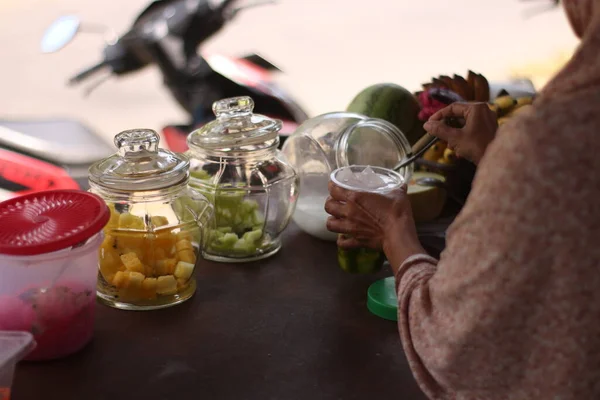 印尼街头摊贩手准备一杯路边水果冰 让顾客耐心地等待他们的订单 — 图库照片