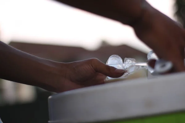 Власники Індонезійських Вуличних Продавців Готують Склянку Придорожнього Фруктового Льоду Коли — стокове фото