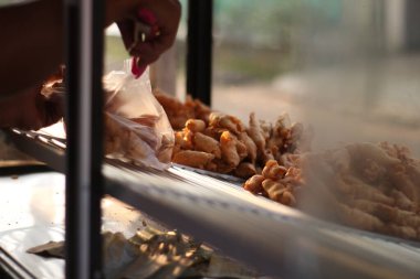 Pisang molen, bir rulo kek hamuruyla kaplanıp yağda kızartılmış muzdan yapılmış bir aperatiftir. Genellikle yolun kenarında satılırlar..