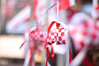 Indonezya 'nın Kırmızı ve Beyaz Bayrak Biçimi. Bu, Indonezya 'nın bulanık arkaplanlı BÜYÜK KONUŞMA GÜNÜNLERİNDEN biri..