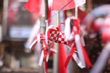 Indonezya 'nın Kırmızı ve Beyaz Bayrak Biçimi. Bu, Indonezya 'nın bulanık arkaplanlı BÜYÜK KONUŞMA GÜNÜNLERİNDEN biri..