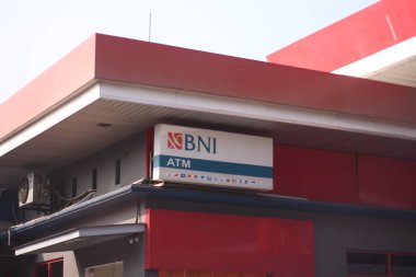 Bir benzin istasyonundaki BNI bankasının ATM 'nin yerini gösteren bir pano