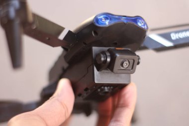 İHA oyuncaklarının el ele tutuşması.