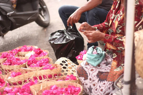 一位老妇人正在从一个传统的布袋里掏出钱来 — 图库照片