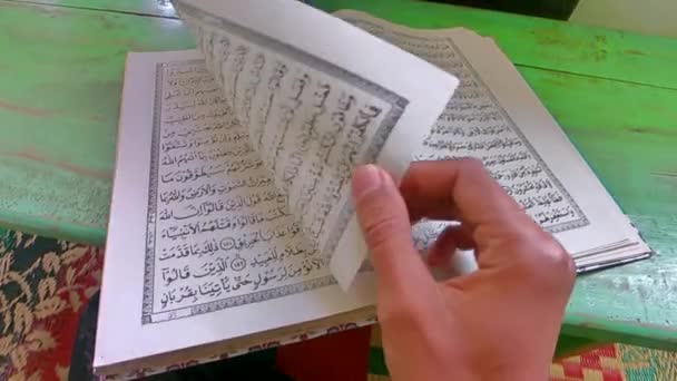 Крупным Планом Азиатские Руки Раскрывают Аль Коран Священную Книгу Ислама — стоковое видео