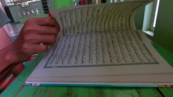特写亚洲人打开 古兰经 或伊斯兰圣书 穆斯林圣书 — 图库视频影像