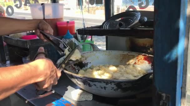 Vendedor Comida Rua Indonésio Serve Cliente Homem Preparando Prato Chamado — Vídeo de Stock