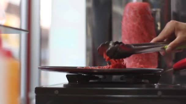 Жарить Ломтики Мяса Заполнить Кебабы — стоковое видео