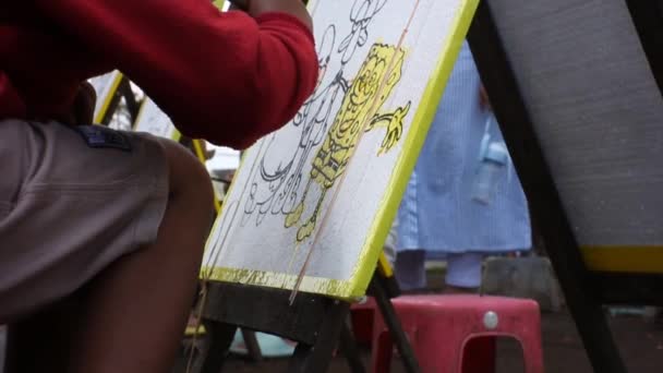 Uma Criança Está Colorindo Com Aquarelas Uma Pintura Bob Esponja — Vídeo de Stock