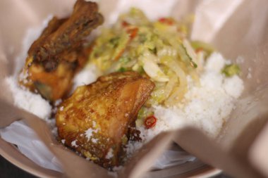 Kızarmış tavuklu mısır pilavı ve sağlık ve şeker hastalığını önlemek için hardal yeşili..