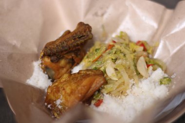 Kızarmış tavuklu mısır pilavı ve sağlık ve şeker hastalığını önlemek için hardal yeşili..