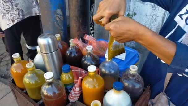 ジャム ゲンドン Jamu Gendong またはハーブ ハーブ 顧客のためにガラスまたはプラスチックで飲み物を醸造する ジャムは インドネシアのジャバン語から健康のための伝統的なハーブドリンクです — ストック動画