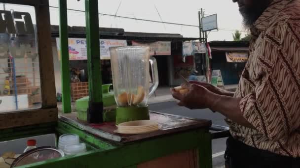 Homem Está Fazendo Suco Maçã Com Liquidificador Manual — Vídeo de Stock