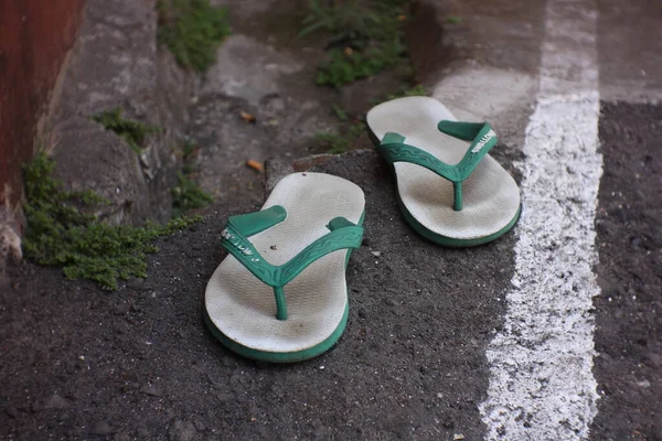 Begagnade Flip Flop Terrassen Sandaler Med Slät Yta Efter Användning — Stockfoto