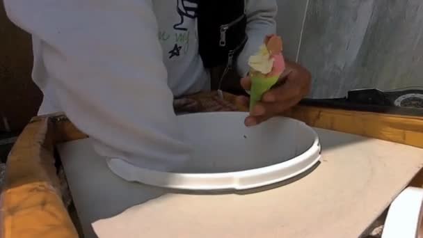 Πωλητής Παγωτού Μαζεύει Πάγο Για Πώληση — Αρχείο Βίντεο