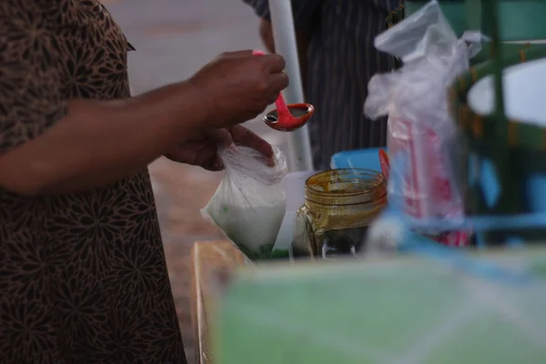 Indonesian Dawet Πωλητής Πάγου Ετοιμάζει Παραγγελίες Πελατών — Φωτογραφία Αρχείου