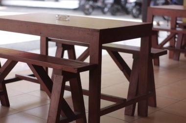 Kahve dükkanı ya da bistro için minimalist dış tasarım ve yüksek sandalye. Basit bir oturma alanı..