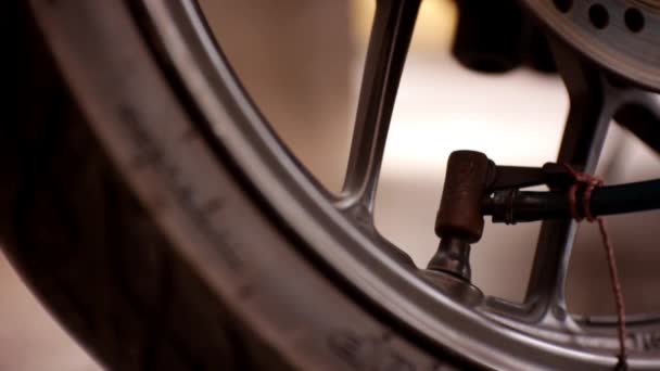 Retire Válvula Neumático Motocicleta Después Llenar Con Aire — Vídeo de stock
