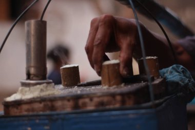 İçindekiler putu kurabiye keskisi ile doldurulmuş.