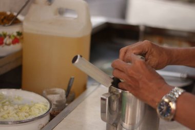 Seçici odaklanma. Yiyecek satıcısı, Endonezya 'da yumurta martabak adında ünlü yemekler yapıyor. Martabak, Endonezya yemekleri arasında popüler..