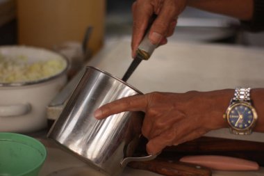 Seçici odaklanma. Yiyecek satıcısı, Endonezya 'da yumurta martabak adında ünlü yemekler yapıyor. Martabak, Endonezya yemekleri arasında popüler..